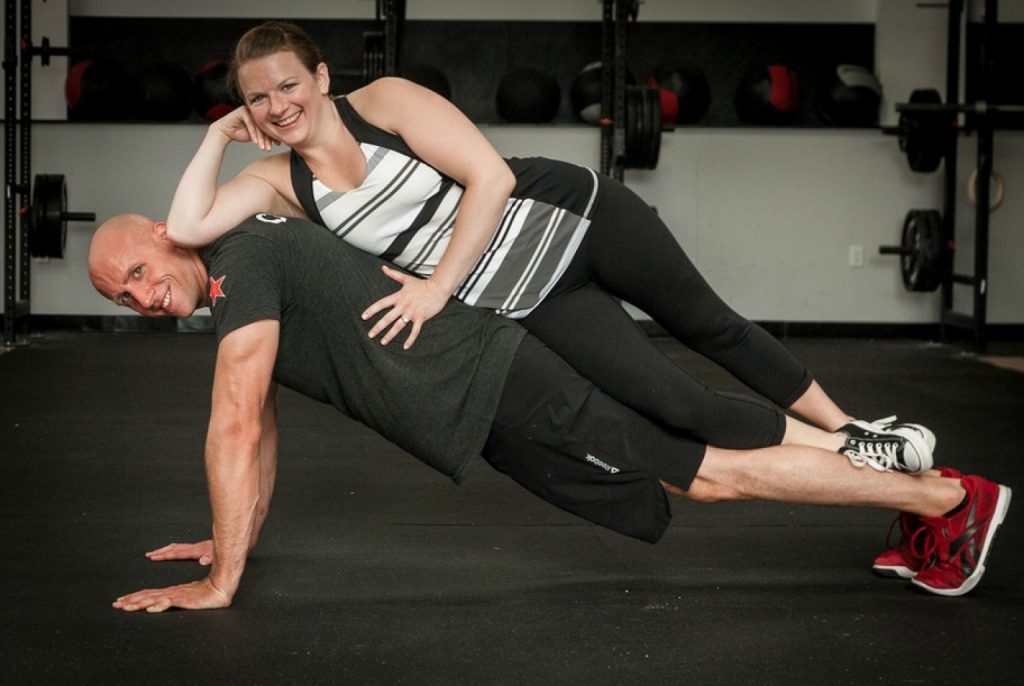 un couple pratique le CrossFit ®* ensemble