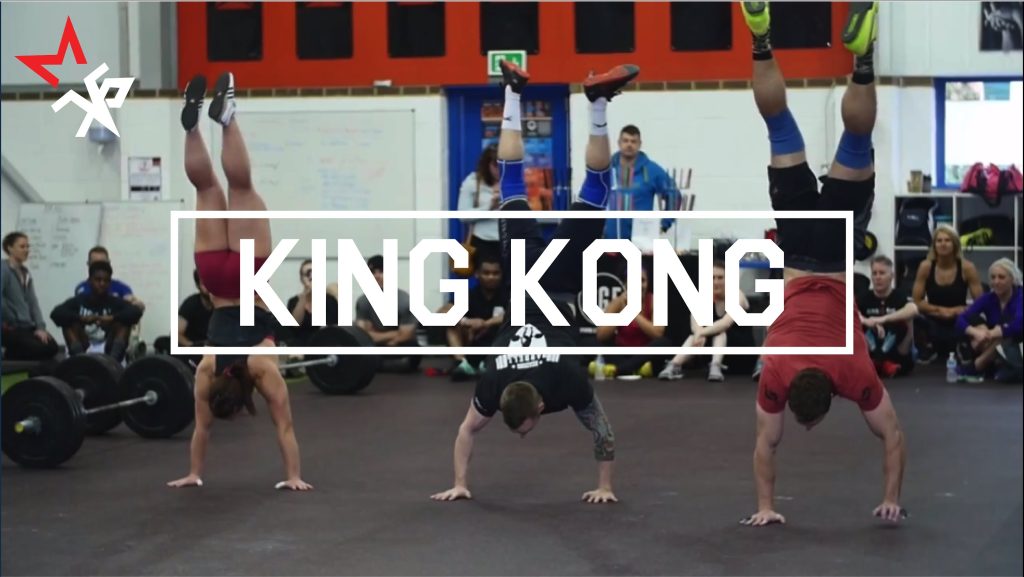 3 crossfitteurs pratiquent le workout King-Kong