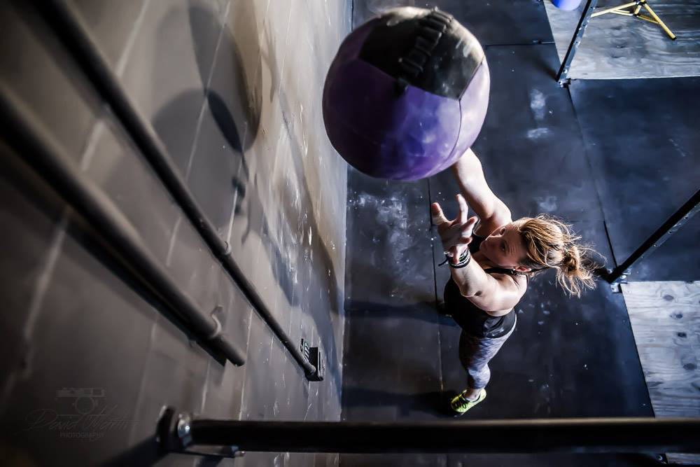 une-crossfitteuse-realise-un-wall-ball