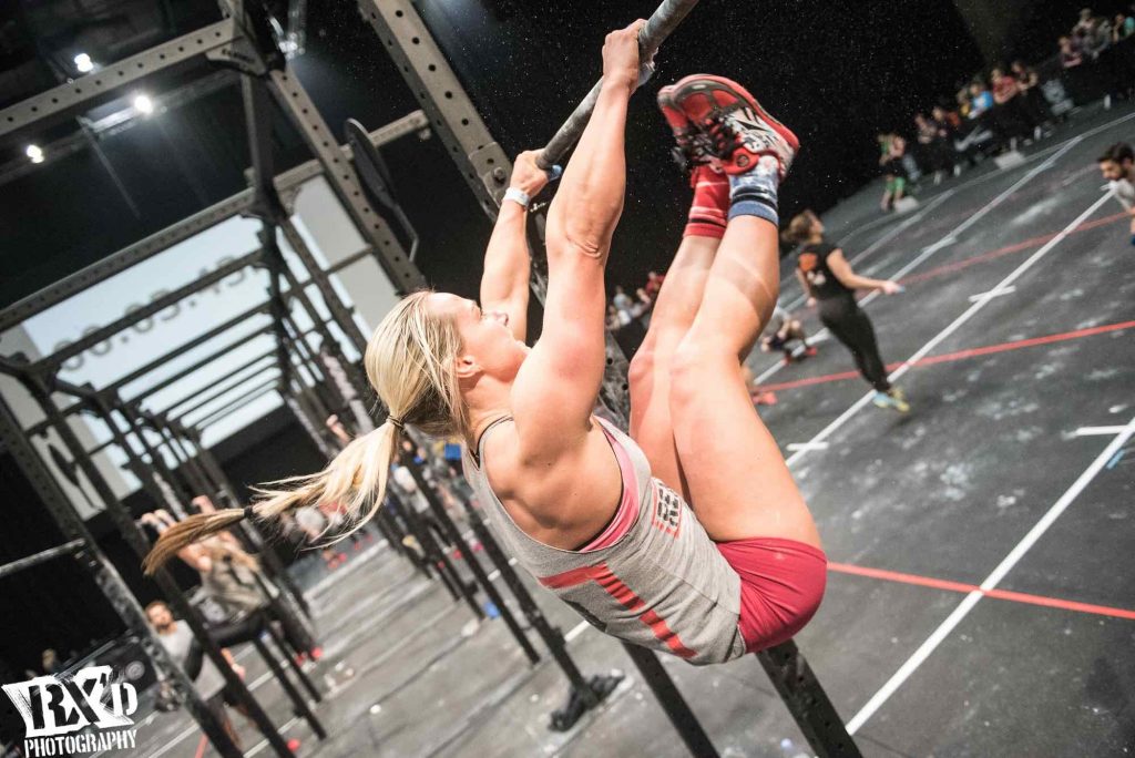 une-crossfitteuse-execute-un-toes-to-bar
