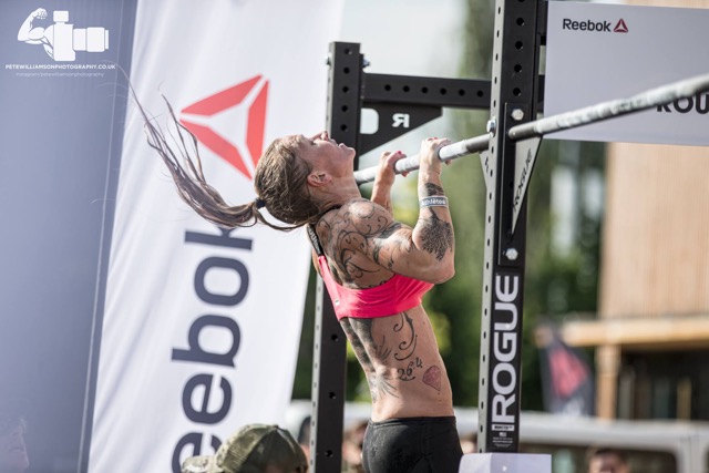 une-crossfitteuse-en-plein-effort-a-la-barre